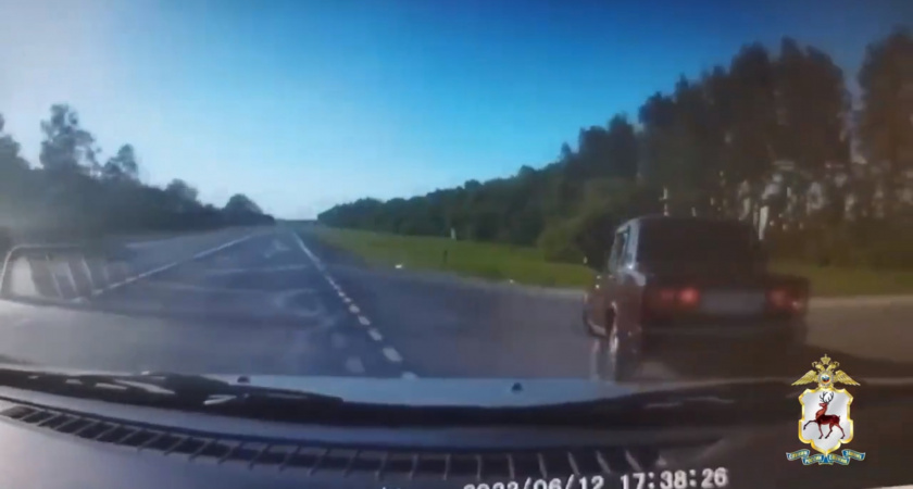 По трассе в Нижегородской области пронесся водитель, за ним ехали полицейские и стреляли