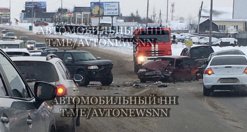Шоссе в Нижнем Новгороде сковала многокилометровая пробка из-за массового ДТП