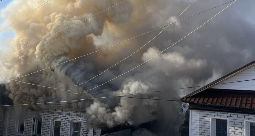 В Нижнем Новгороде горит дом: есть ли пострадавшие