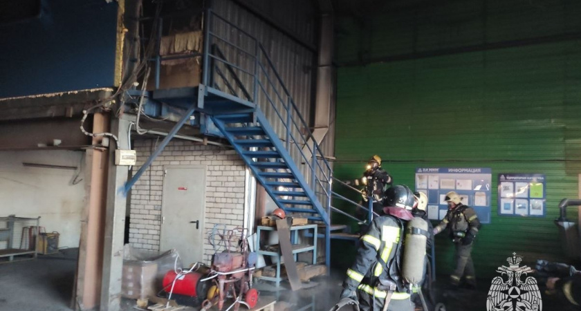 Производственное здание загорелось ранним утром в городе Бор 