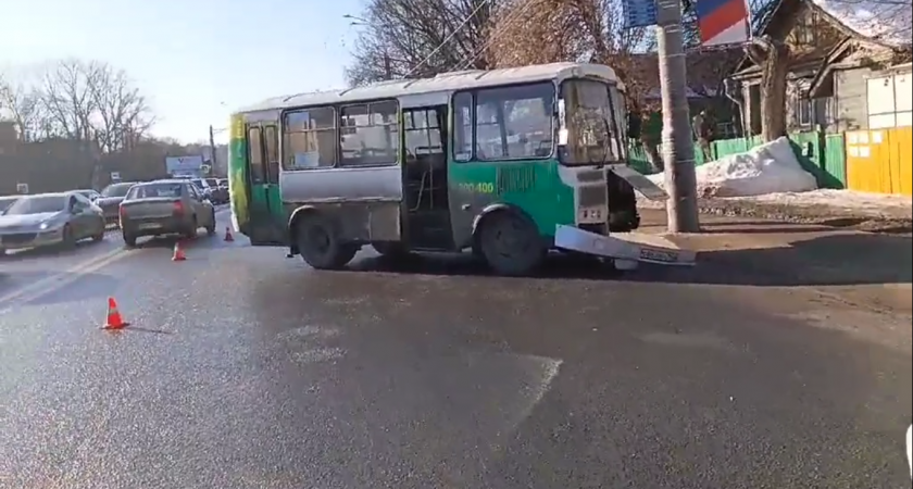 Водитель и три пассажира пострадали в ДТП с участием автобуса и столба в Нижнем Новгороде