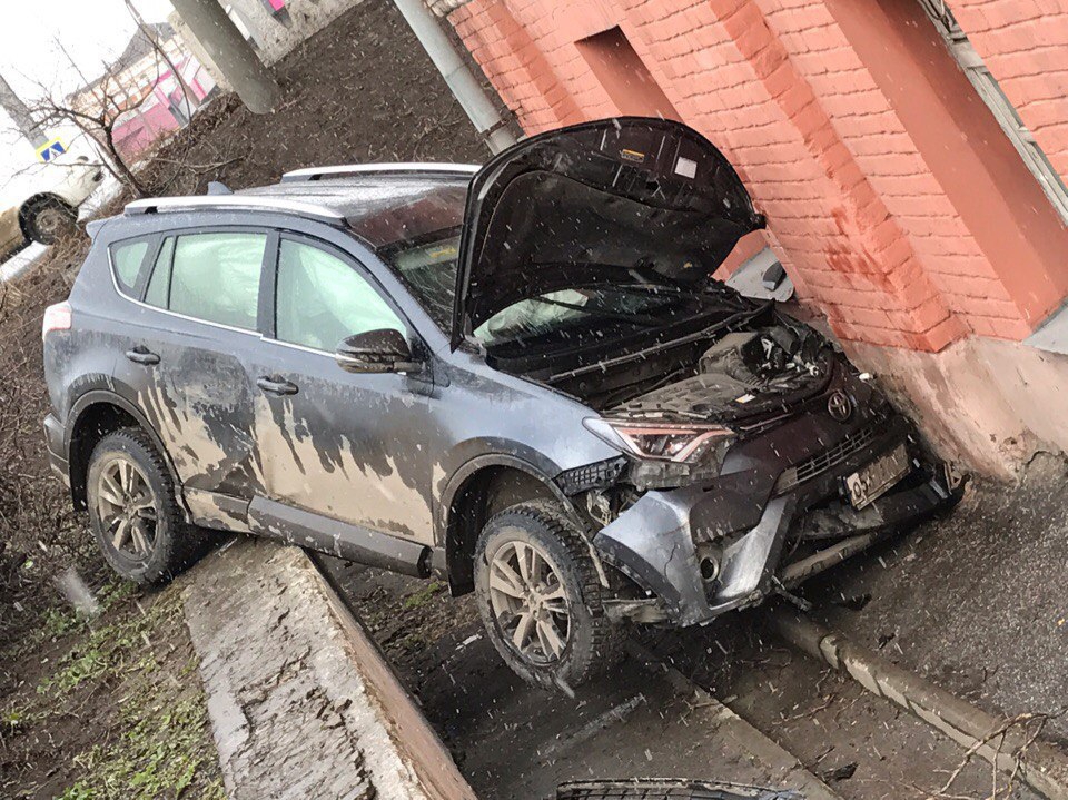 В Нижнем Новгороде машина врезалась в дом