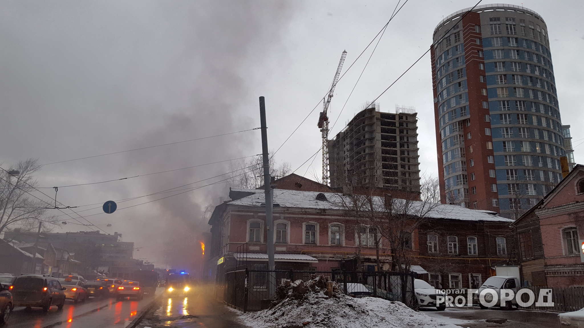 В Нижнем Новгороде загорелось старинное здание