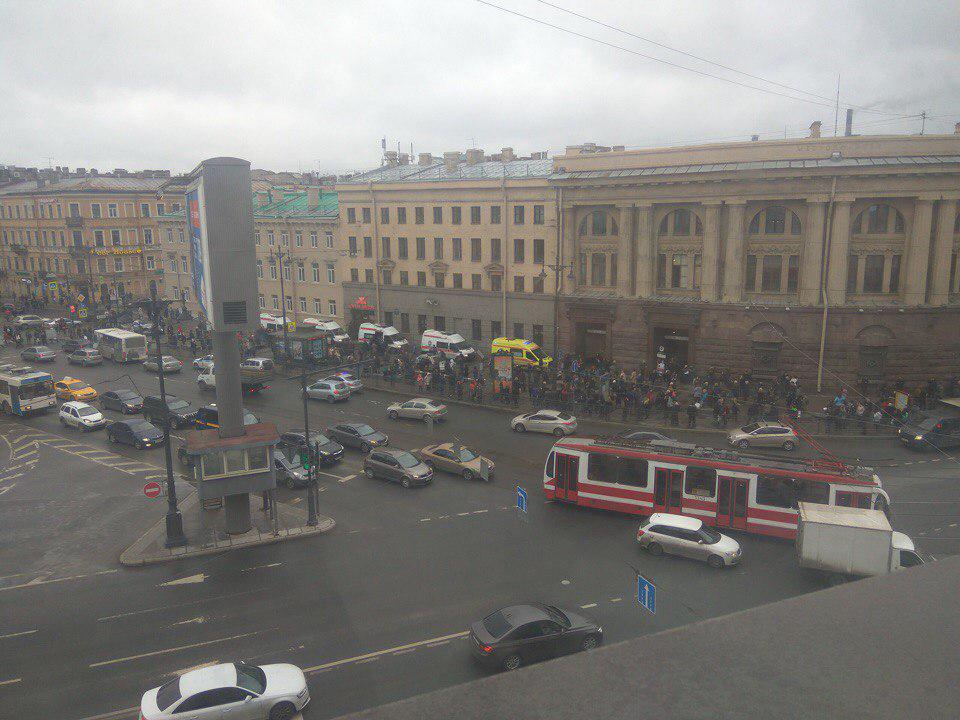 В Санкт-Петербурге на двух станциях метро прогремели взрывы