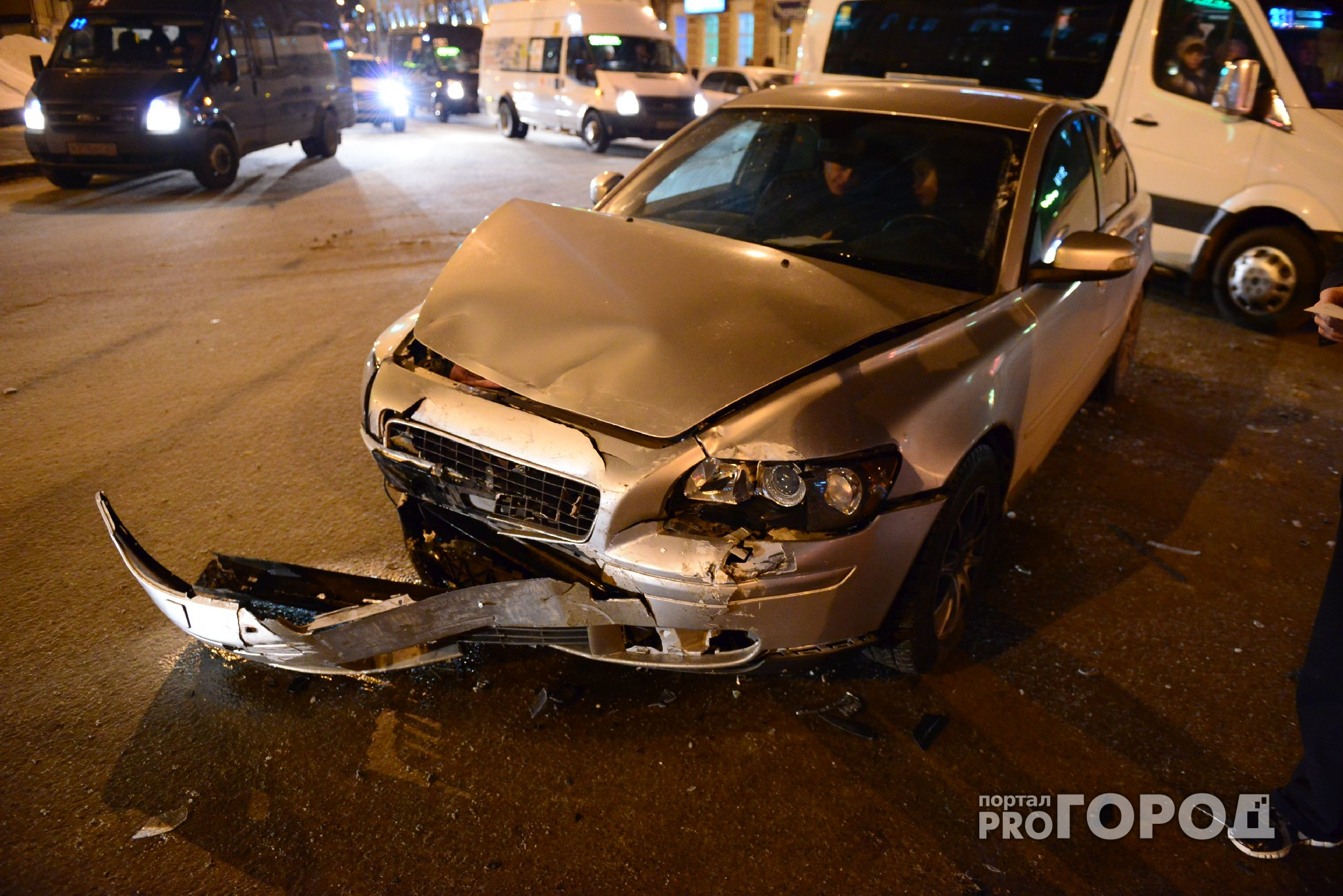 В Нижнем автомобилист влетел в припаркованную иномарку: пострадали три человека