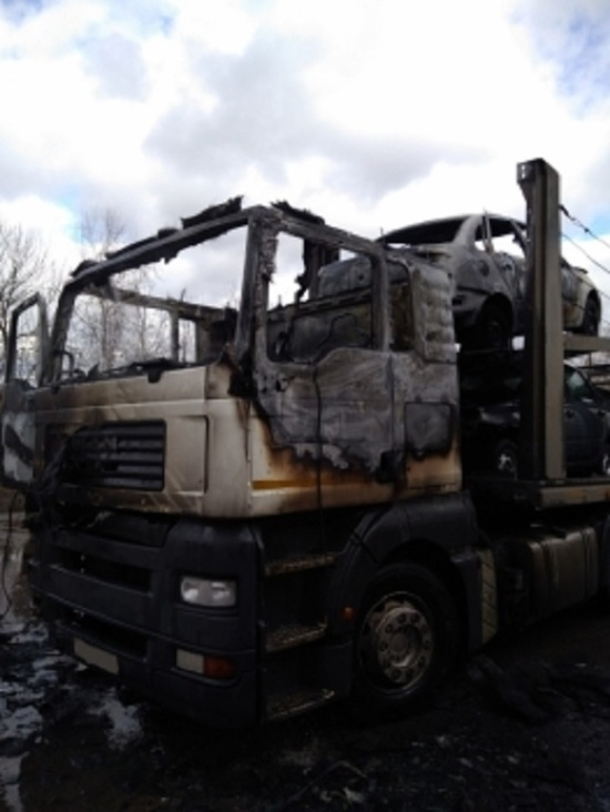 В Дзержинске дотла сгорел грузовик с двумя автомобилями в кузове