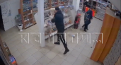 Продавец в нижегородском магазине не захотела показывать товар покупателям и они перевернули стеллаж