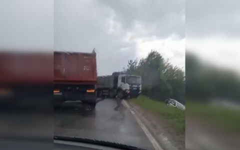 Легковушка улетела в кювет после столкновения с грузовиком на нижегородской трассе